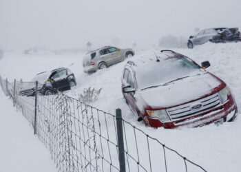 Vehículos detenidos en la autopista 131 en Byron Center, Michigan. (Foto: Neil Blake / The Grand Rapids Press vía AP)