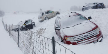 Vehículos detenidos en la autopista 131 en Byron Center, Michigan. (Foto: Neil Blake / The Grand Rapids Press vía AP)