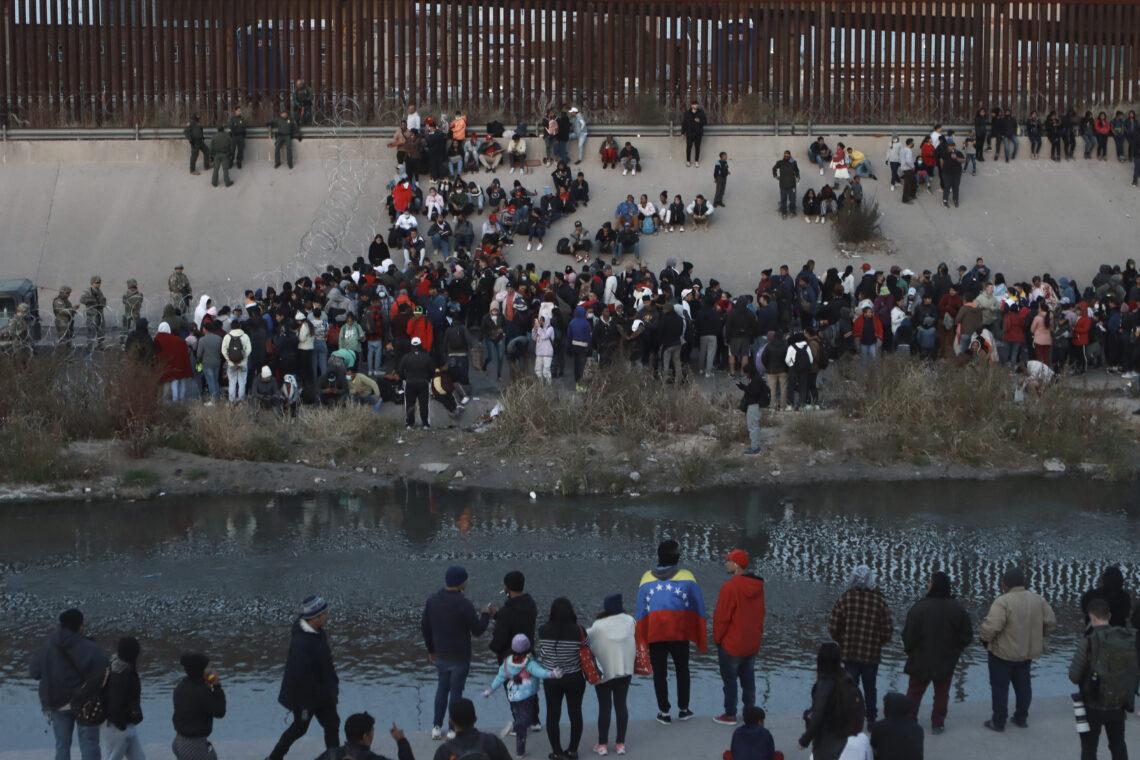 Una multitud de migrantes se reúne a orillas del río Bravo en el El Paso, Texas. (Foto: Christian Chávez / AP)