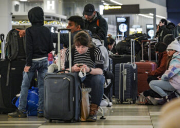 Pasajeros de Southwest Airlines en el aeropuerto Laguardia, en Nueva York. (Foto: Bebeto Matthews / AP)
