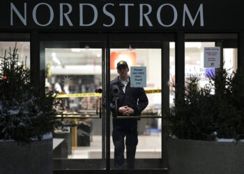 Agente dentro de Nordstrom tras el tiroteo en el Mall of America en Bloomington, Minnesota. (Foto: Abbie Parr / AP)