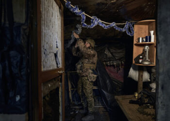 Un soldado ucraniano con decoraciones navideñas cerca de Maryinka, en Donetsk, Ucrania. (Foto: AP / Libkos)