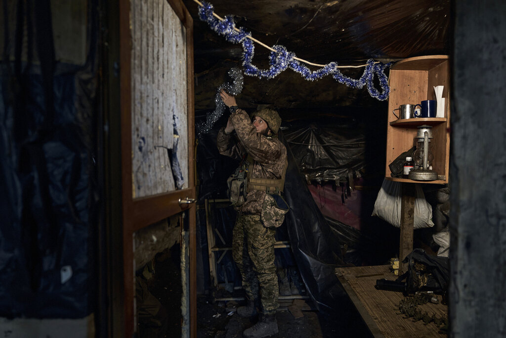 Un soldado ucraniano con decoraciones navideñas cerca de Maryinka, en Donetsk, Ucrania. (Foto: AP / Libkos)