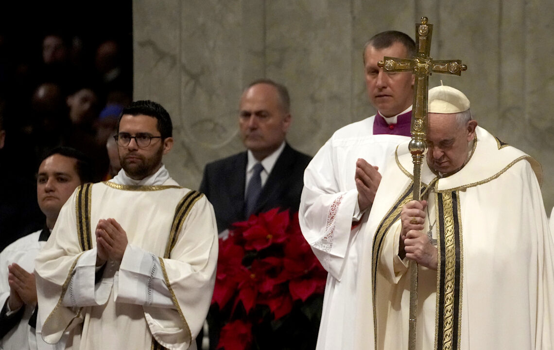 El papa Francisco en la ceremonia por Navidad en el Vaticano el 24 de diciembre de 2022. (Foto: Gregorio Borgia | AP)