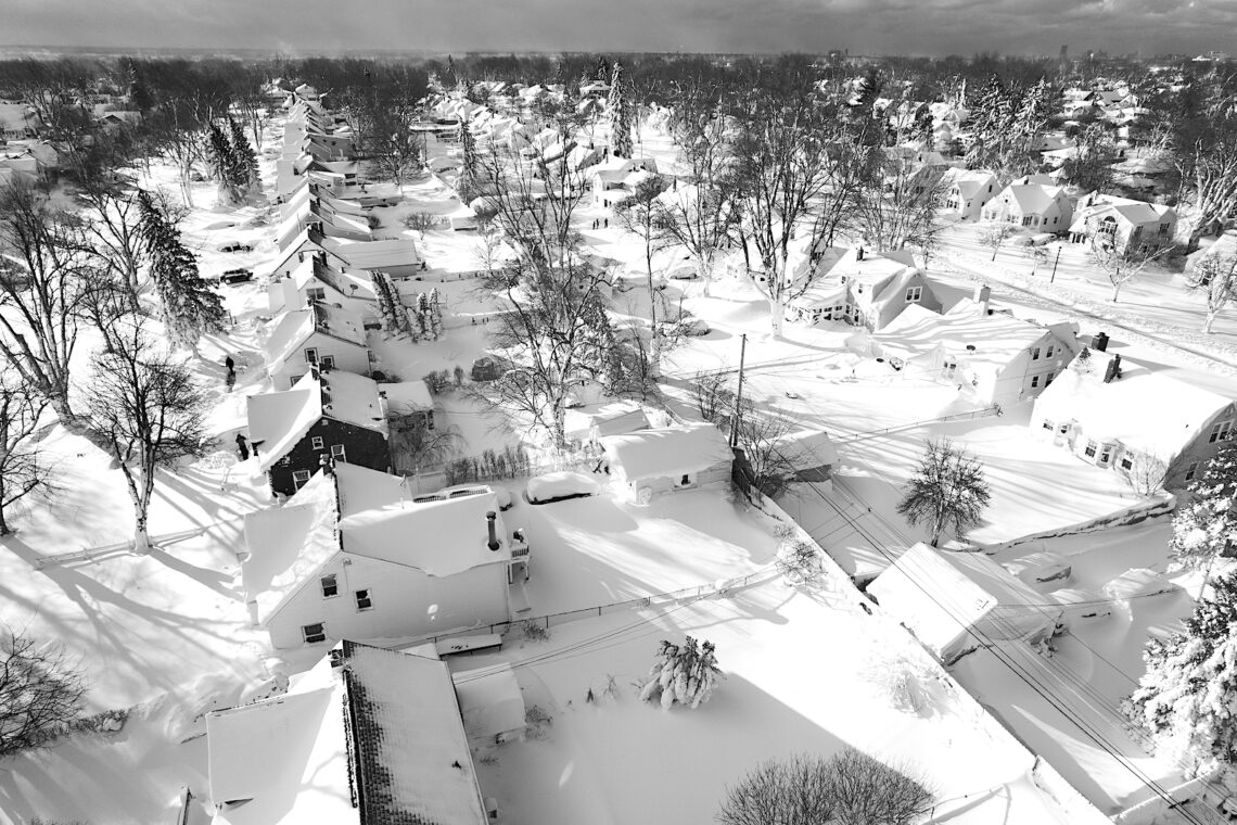 En esta imagen tomada con un dron, la nieve cubre un vecindario de Cheektowaga, Nueva York, el domingo 25 de diciembre de 2022. (Foto: John Waller, vía AP)