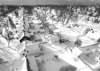 En esta imagen tomada con un dron, la nieve cubre un vecindario de Cheektowaga, Nueva York, el domingo 25 de diciembre de 2022. (Foto: John Waller, vía AP)
