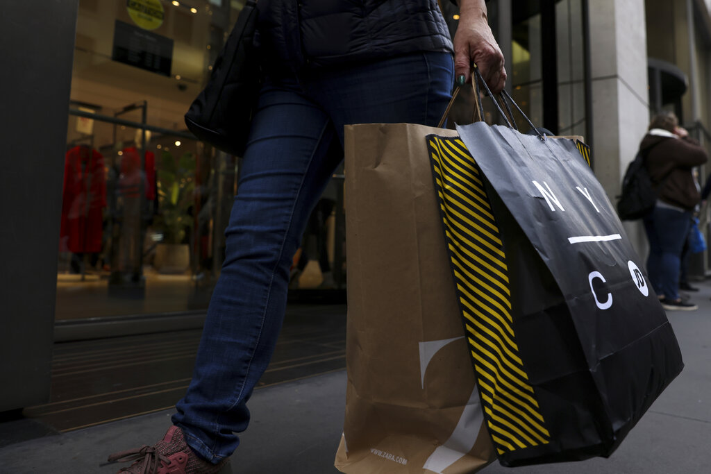 Una persona haciendo compras en la ciudad de Nueva York el 25 de diciembre de 2022.  (Foto AP/Julia Nikhinson)