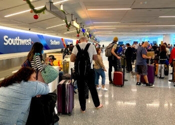 Un grupo de viajeros espera por su equipaje tras tener vuelos cancelados en Southwest Airlines en el Aeropuerto de Los Ángeles. (Foto: Eugene Garcia | AP)