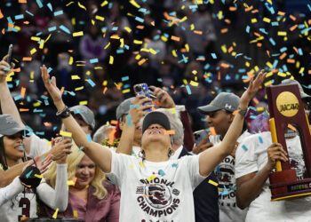 Dawn Staley, entrenadora de Carolina del Sur festeja la victoria en la ronda semifinal del baloncesto colegial de mujeres, conseguida ante UConn, el 3 de abril de 2022, en Minneapolis (AP Foto/Eric Gay, archivo)