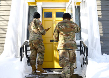 La Guardia Nacional visitan una casa para ver cómo se encuentran sus ocupantes tras la histórica tormenta invernal. (Foto: Jeffrey T. Barnes | AP)