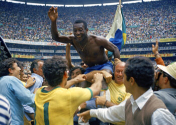 Pelé es alzado en hombros tras conquistar con Brasil el Mundial de 1970 en el Estadio Azteca de Ciudad de México, el 21 de junio, venciendo a Italia (AP Foto, archivo)