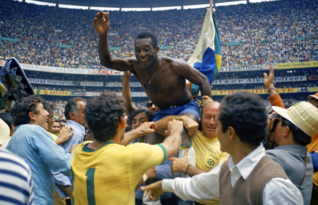 Pelé es alzado en hombros tras conquistar con Brasil el Mundial de 1970 en el Estadio Azteca de Ciudad de México, el 21 de junio, venciendo a Italia (AP Foto, archivo)