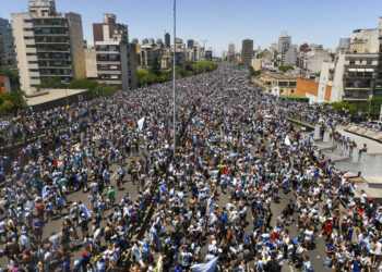 Fans argentinos se aprestan a darle la bienvenida a la selección de fútbol nacional en Buenos Aires el 20 de diciembre de 2022.   (Foto AP/Gustavo Garello)