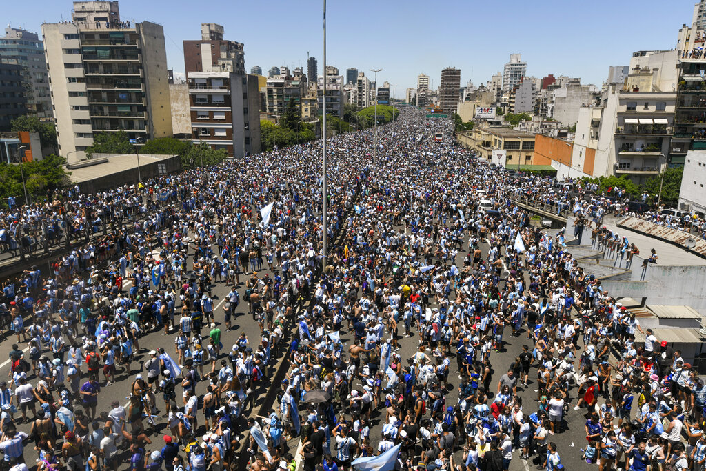Fans argentinos se aprestan a darle la bienvenida a la selección de fútbol nacional en Buenos Aires el 20 de diciembre de 2022.   (Foto AP/Gustavo Garello)