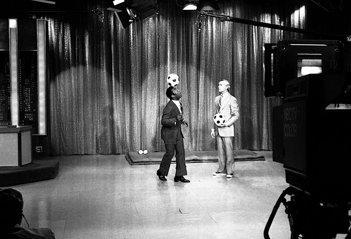 Foto del 9 de mayo del 1973. Pelé demuestra sus dotes en el Programa de Johnny Carson de NBC el los estudios de Nueva York. (Foto: AP, archivo)