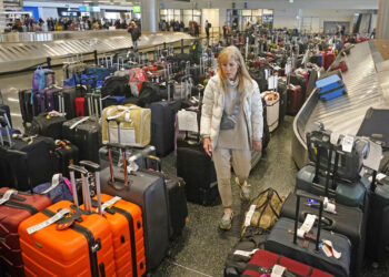 Shana Schifer revisa maletas no reclamadas en el área de Southwest Airlines en el Aeropuerto Internacional de Salt Lake City. (Foto: Rick Bowmer / AP)