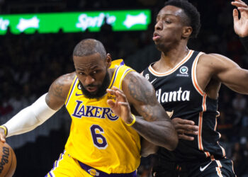 LeBron James ataca el canasto ante la marca de Onyeka Okongwu. (Foto: Hakim Wright Sr. / AP)