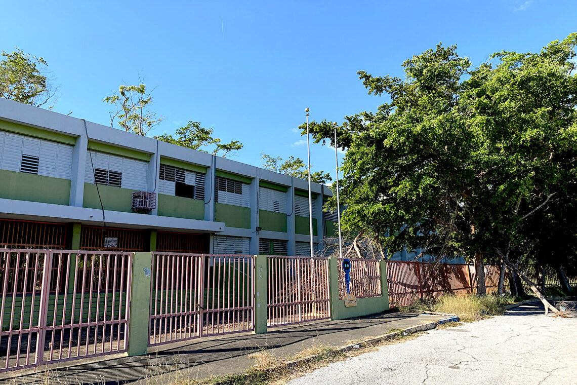 La Escuela Aurea Quiles aún espera por ser demolida, a casi tres años de los temblores. (Foto: Michelle Estrada Torres)