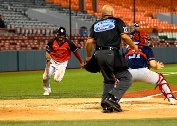 Jesmuel Valentín, de los Leones de Ponce. (Foto: LBPRC Media)