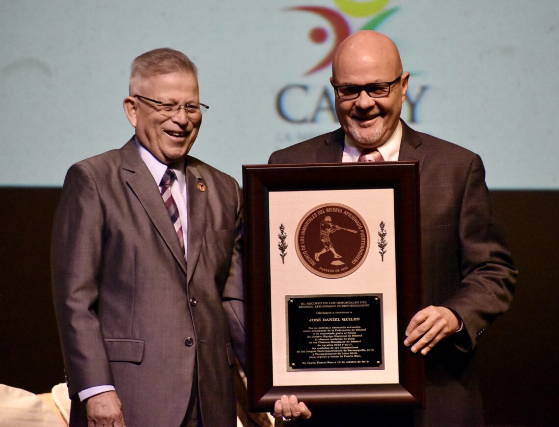 Junto a estas líneas, el periodista e historiador deportivo Pedro Carlos Lugo y el presidente de la FBPR, José Daniel Quiles Rosas. Foto suministrada.