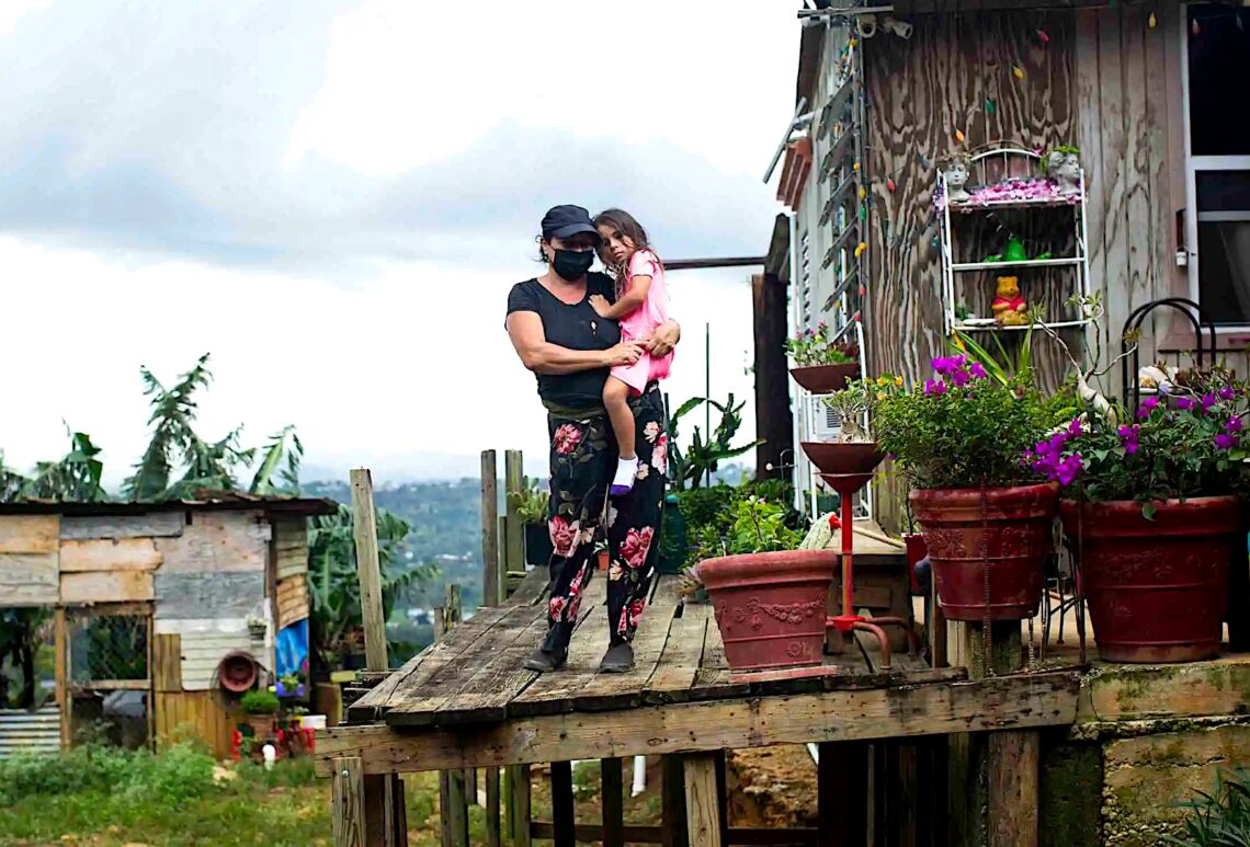 Virgen Báez Arocho anticipó que su casa se quedaría sin agua durante el azote del huracán Fiona, pero su preparación para el evento no fue suficiente porque su comunidad estuvo 16 días sin el servicio. (Foto: Erika P. Rodríguez | CPI y The Washington Post)