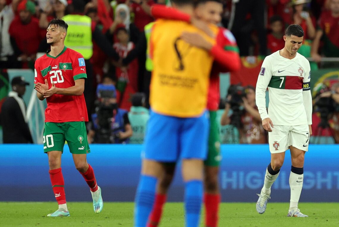 Cristiano Ronaldo mientras la selección de Marruecos celebra su pase a la semifinal de Qatar 2022. (Foto: EFE / EPA / Friedemann Vogel)