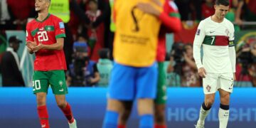 Cristiano Ronaldo mientras la selección de Marruecos celebra su pase a la semifinal de Qatar 2022. (Foto: EFE / EPA / Friedemann Vogel)