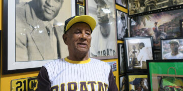 Justino Clemente Walker rodeado de fotos de su hermano Roberto Clemente. (Foto: EFE / Jorge Muñiz)