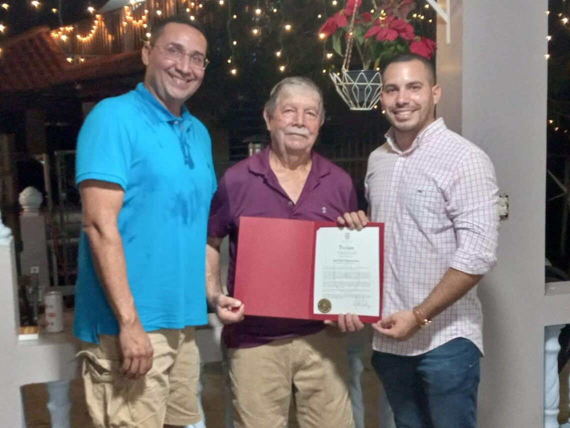 El historiador deportivo Ricardo R. Olivencia de Jesús acompañó a Luis "Pichi' Villanueva durante el reconocimiento del alcalde Christian Cortés Feliciano. Foto suministrada.