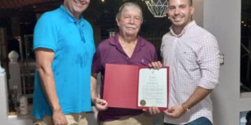 El historiador deportivo Ricardo R. Olivencia de Jesús acompañó a Luis "Pichi' Villanueva durante el reconocimiento del alcalde Christian Cortés Feliciano. Foto suministrada.