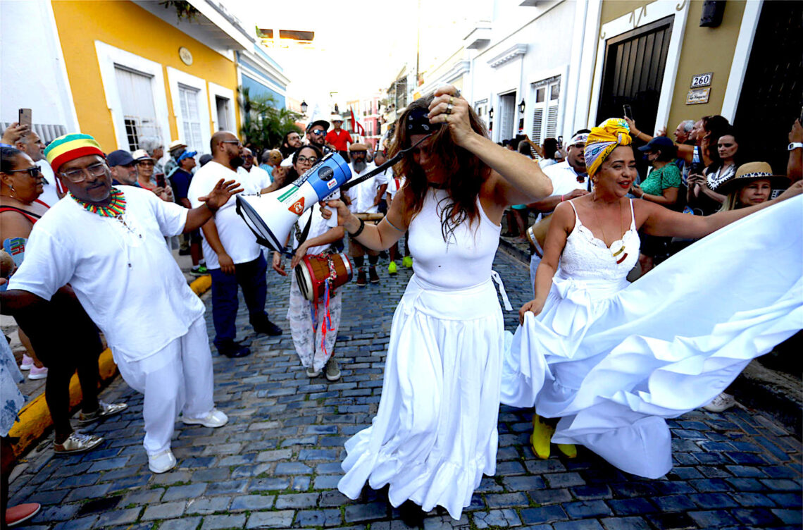 Un grupo mujeres bailan durante las Fiestas de la Calle San Sebastián. (Foto: Thais Llorca | EFE)