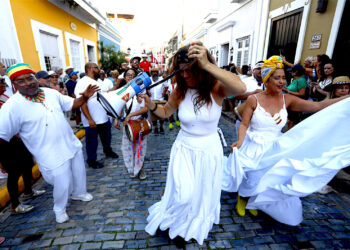 Un grupo mujeres bailan durante las Fiestas de la Calle San Sebastián. (Foto: Thais Llorca | EFE)