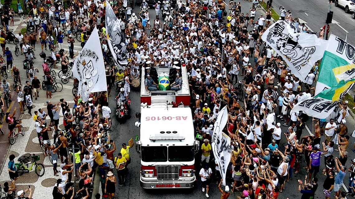 Un camión de bomberos transporta el féretro con el cuerpo de la leyenda del fútbol Edson Arantes do Nascimento 'Pelé, durante el paso del cortejo fúnebre por las calles de la ciudad de Santos. (Foto: Antonio Lacerda | EFE)