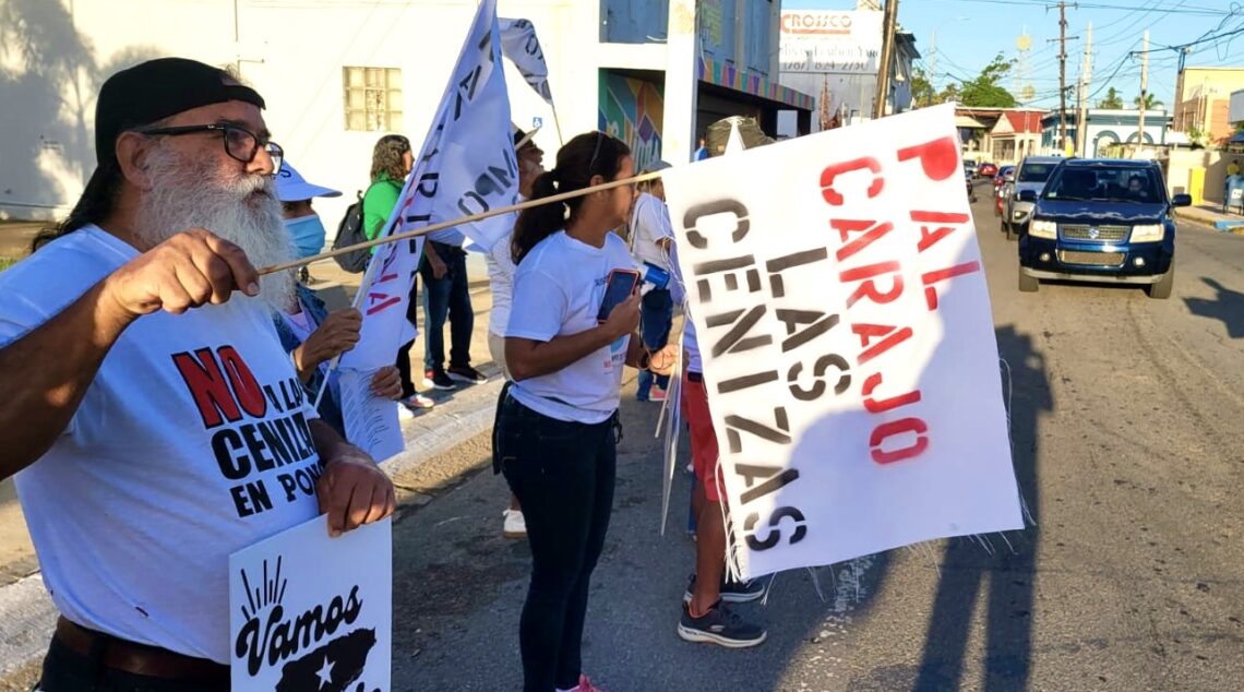 Ciudadanos protestan frente a la Casa Alcaldía de Salinas. (Foto: Víctor Alvarado Guzmán)