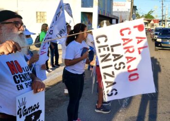 Ciudadanos protestan frente a la Casa Alcaldía de Salinas. (Foto: Víctor Alvarado Guzmán)
