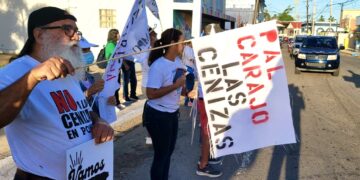Ciudadanos protestan frente a la Casa Alcaldía de Salinas. (Foto: Víctor Alvarado Guzmán)