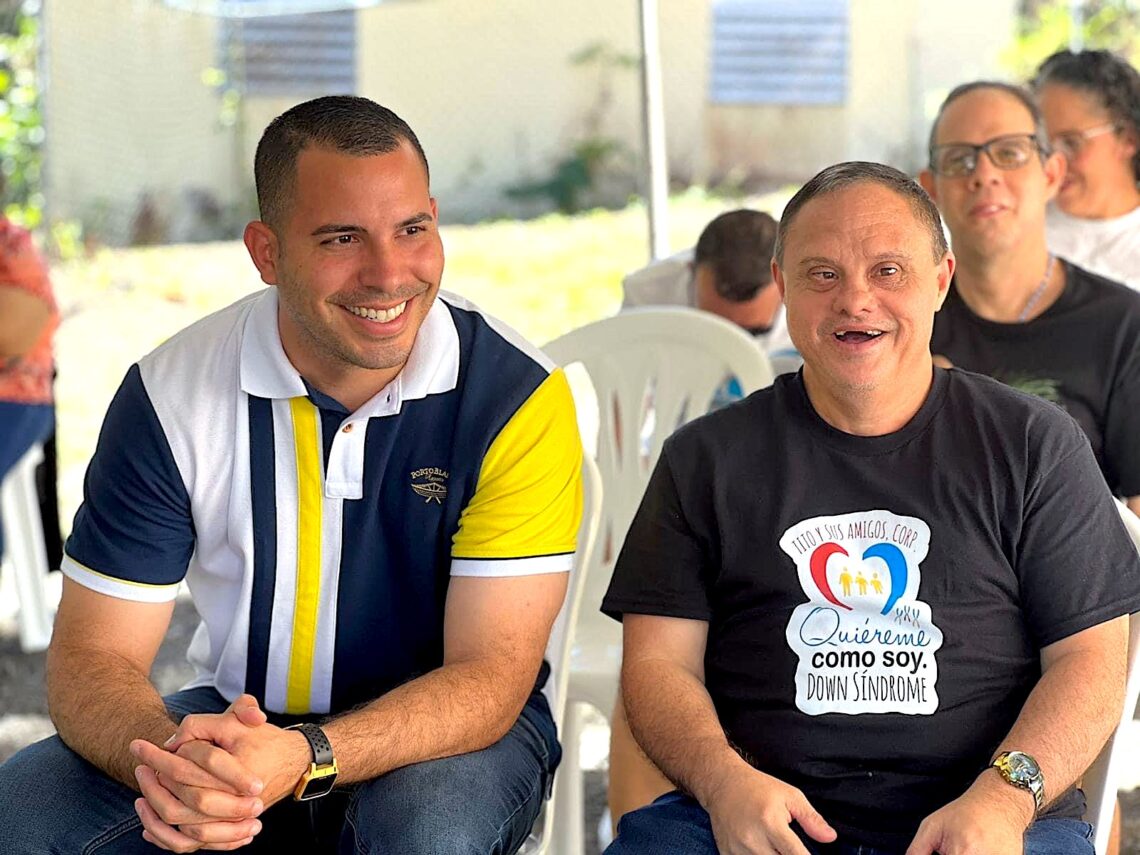 El alcalde de Aguada, Christian Cortés Feliciano, junto a uno de los participantes de Hogar Tito y sus Amigos. (Foto suministrada)