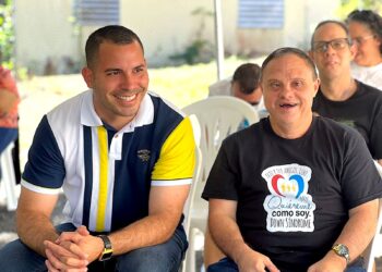 El alcalde de Aguada, Christian Cortés Feliciano, junto a uno de los participantes de Hogar Tito y sus Amigos. (Foto suministrada)