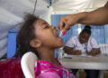 Una niña recibe la vacuna oral contra el cólera en Santo Domingo. (Foto: Orlando Barría / EFE)