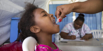 Una niña recibe la vacuna oral contra el cólera en Santo Domingo. (Foto: Orlando Barría / EFE)
