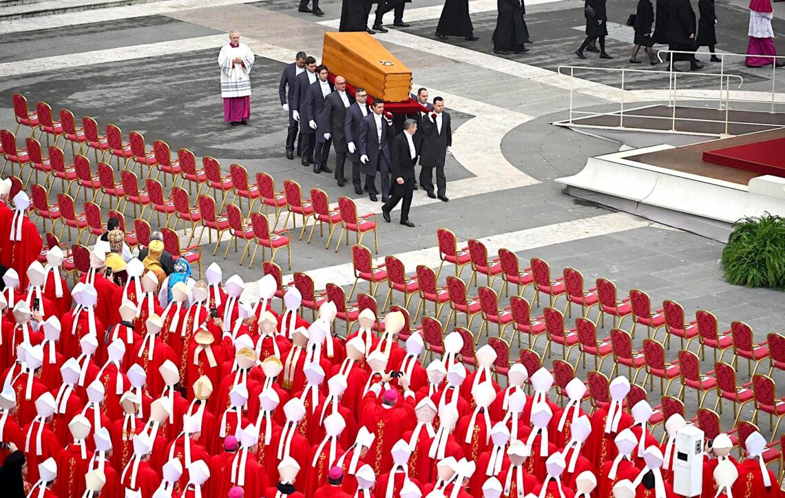 El féretro del Papa emérito Benedicto XVI es transportado durante la ceremonia fúnebre del pontífice en la Plaza de San Pedro. (Foto: Ettore Ferrari | EFE)