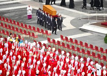 El féretro del Papa emérito Benedicto XVI es transportado durante la ceremonia fúnebre del pontífice en la Plaza de San Pedro. (Foto: Ettore Ferrari | EFE)