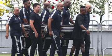 El hijo de Pelé Ediho, el exfutbolista Zé Roberto y amigos del Edson Arantes do Nascimento 'Pelé participan en el velatorio de Pelé, en el estadio Vila Belmiro en la ciudad de Santos. (Foto: Sebastião Moreira | EFE)