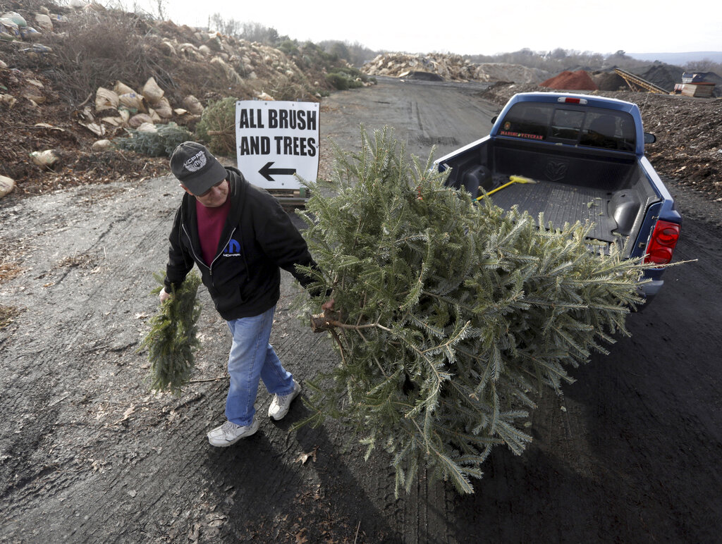 George Highhouse, de Scranton, lleva su árbol de navidad y corona al centro de reciclaje en el condado Lackawanna en Dunmore, Pensilvania, el 2 de enero de 2019. (Jake Danna Stevens/The Times-Tribune vía AP, Archivo)