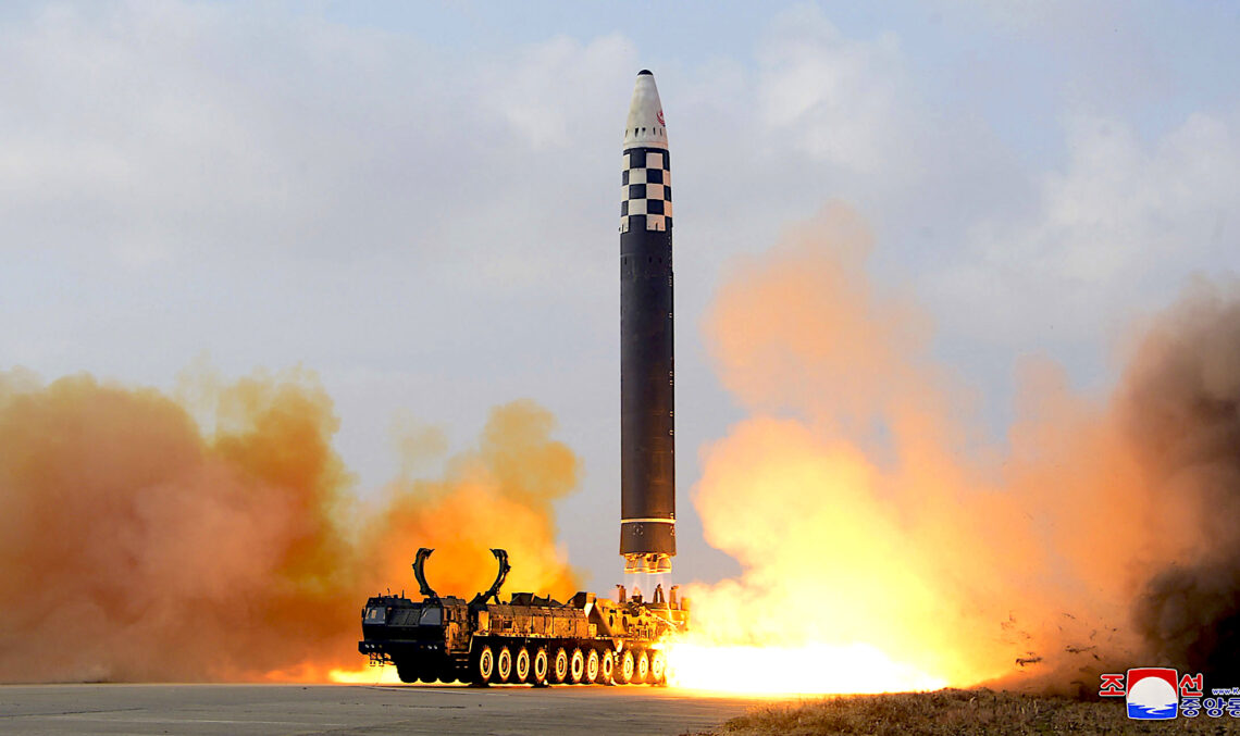 Esta fotografía facilitada por el gobierno norcoreano muestra el disparo de prueba de un misil balístico intercontinental Hwasong-17 en el aeropuerto internacional de Pyongyang, en Corea del Norte. (Foto: Agencia Central de Noticias de Corea/Korea News Service vía AP, archivo)