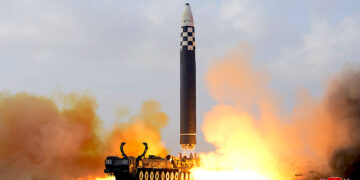 Esta fotografía facilitada por el gobierno norcoreano muestra el disparo de prueba de un misil balístico intercontinental Hwasong-17 en el aeropuerto internacional de Pyongyang, en Corea del Norte. (Foto: Agencia Central de Noticias de Corea/Korea News Service vía AP, archivo)