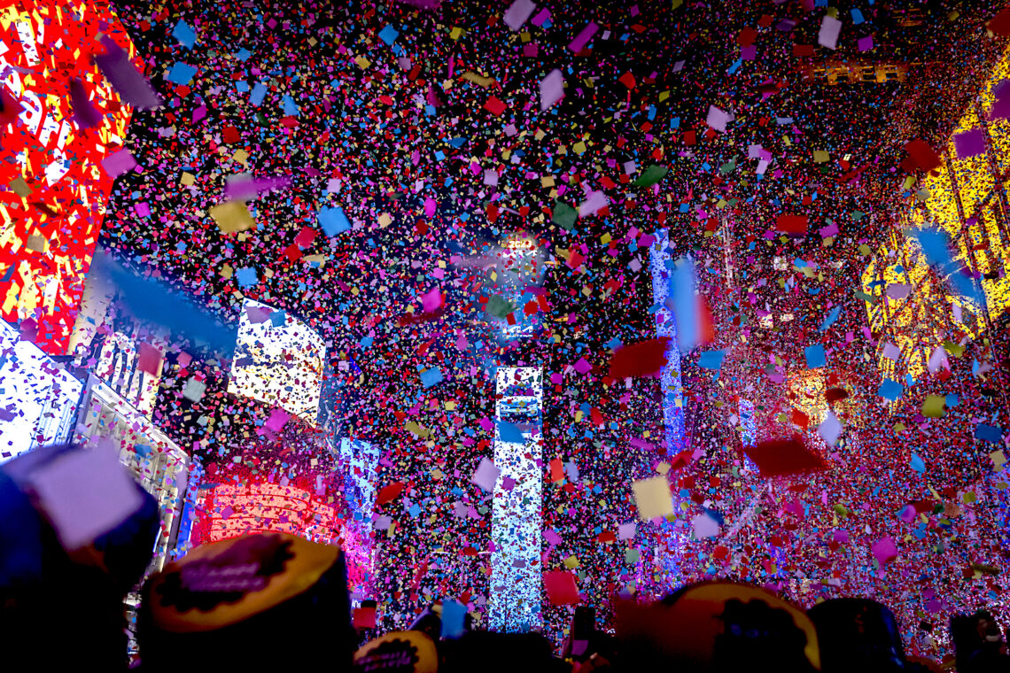 Times Square se llena de confeti para recibir el año nuevo, en Nueva York, el 1 de enero de 2023. (Foto: Stefan Jeremiah | AP)