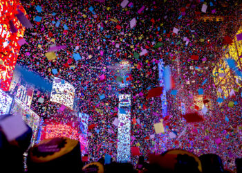 Times Square se llena de confeti para recibir el año nuevo, en Nueva York, el 1 de enero de 2023. (Foto: Stefan Jeremiah | AP)