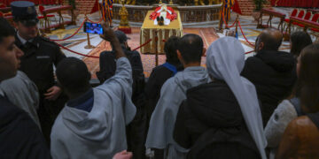 En esta fotografía publicada el lunes 2 de enero de 2023 por el servicio de noticias del Vaticano, el cuerpo del fallecido papa emérito Benedicto XVI yace dentro de la Basílica de San Pedro, donde miles de personas fueron a despedirse del antiguo pontífice. (Vatican Media via AP)