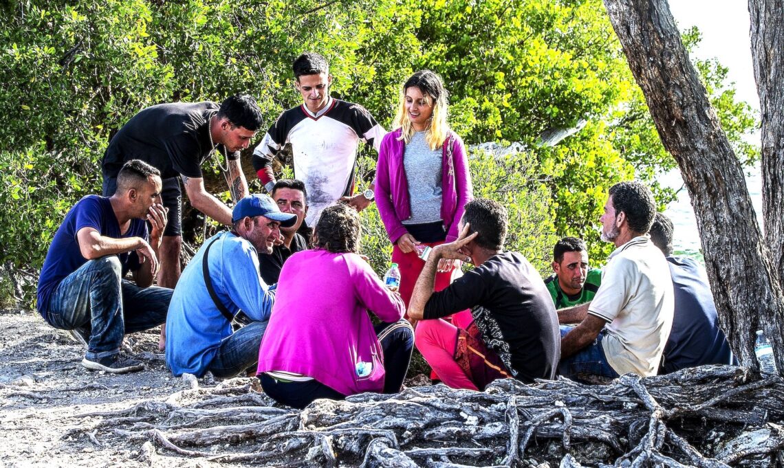 Un grupo de migrantes cubanos se reúne cerca de un camino en la isla Duck Key en los cayos de Florida. (Foto: Pedro Portal | Miami Herald vía AP)